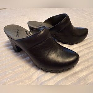 Dansko Women's Classic Black Leather Mules